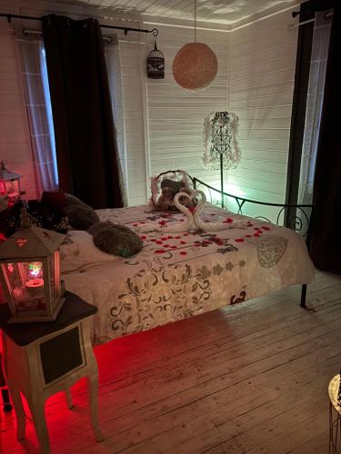 une chambre avec un lit avec un animal en peluche dessus dans l'établissement l idylle chalet, à Biscarrosse