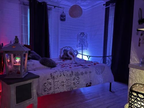 - une chambre avec un lit avec un oiseau dans l'établissement l idylle chalet, à Biscarrosse