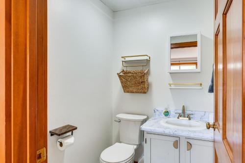 Ένα μπάνιο στο Lincoln Apartment with Balcony 2 Mi to Loon Mtn!