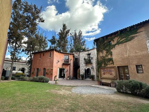 an old building with a yard in front of it at Dentro de ValQuirico LOFT BENEDETTO in Tlaxcala de Xicohténcatl