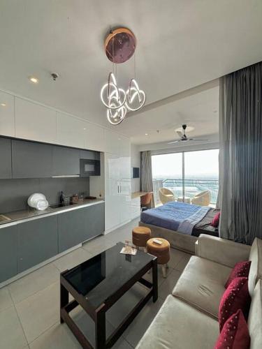una sala de estar con un sofá y una cama en Flat in Noida , Supernova 26th floor, en Nueva Delhi