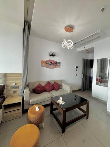 Posezení v ubytování Flat in Noida , Supernova 26th floor