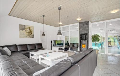 una sala de estar con un sofá y una mesa en Nice Home In Ulfborg With Sauna, en Ulfborg