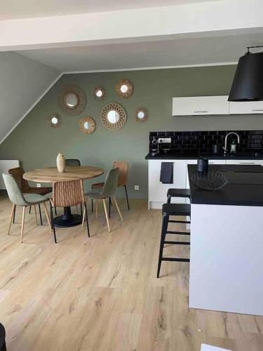 une cuisine et une salle à manger avec une table et des chaises dans l'établissement Superbe appartement vue mer, à Perros-Guirec