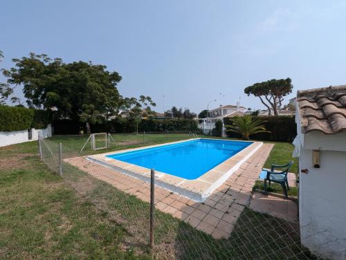 a pool in the backyard of a house at Chalet adosado en Matalascañas con piscina y chimenea, cerca de la playa in Matalascañas