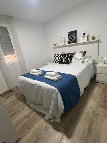 a bedroom with a bed with two towels on it at La Vida es Bella Córdoba in Córdoba