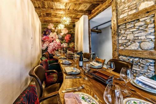 a long table in a room with a stone wall at Hotel-Restaurant Kostbar in Engen
