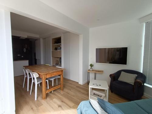 un petit salon avec une table et un canapé dans l'établissement Appart en RDC Confort-modernité-luminosité, à Palavas-les-Flots