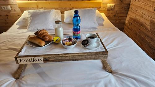 En eller flere senge i et værelse på Apartments Pemikas II