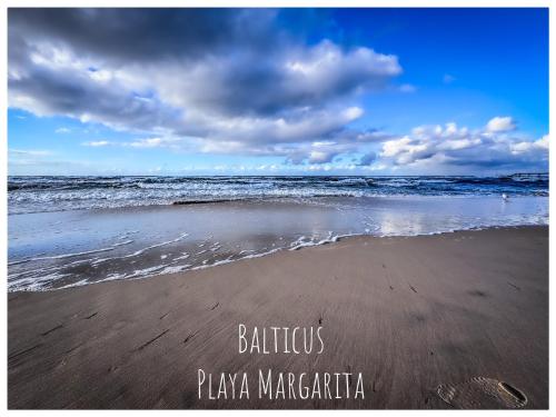 a beach with the ocean and the words batteries playazaaza at Balticus Playa Margarita in Międzyzdroje