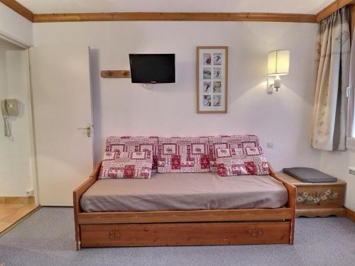 - une chambre avec un lit doté d'oreillers et une télévision dans l'établissement Studio Skis aux Pieds, Plein Sud, Centre de Mottaret, 3/4 Pers., WiFi, Non-Fumeur - FR-1-182-6, à Méribel