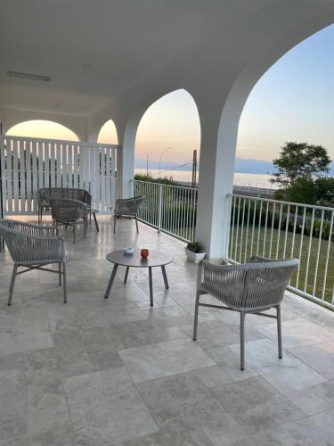 Balkoni atau teres di Villa Achiropita