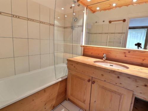 une salle de bain avec un lavabo, une baignoire et un miroir dans l'établissement Studio Skis aux Pieds, Plein Sud, Centre de Mottaret, 3/4 Pers., WiFi, Non-Fumeur - FR-1-182-6, à Méribel