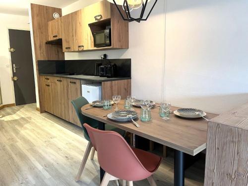 une table de salle à manger avec des assiettes et des verres dessus dans l'établissement Avoriaz - Village Hauts Forts - 4 pers, 35 m², rénové, balcon sud-ouest, proche téléphérique - FR-1-633-78, à Morzine