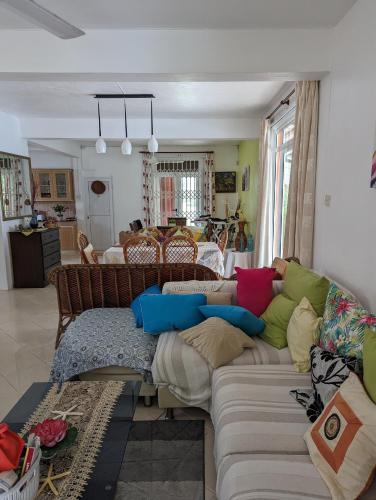 Posezení v ubytování Blue Jays Holiday Home - 3 bedrooms