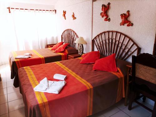 Postel nebo postele na pokoji v ubytování Casa Madera Zihuatanejo