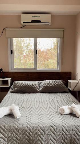 een slaapkamer met een groot bed met twee handdoeken erop bij Apart Hotel Pueblo Viejo in San Juan