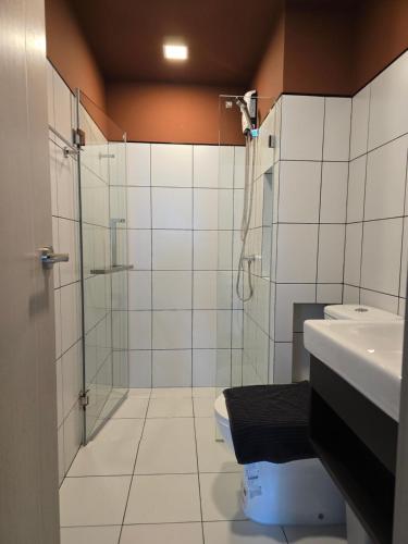 Ένα μπάνιο στο The Chapter One Lifestyle Condo