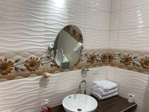 a bathroom with a sink and a mirror at Hahn des Felsens in Oxapampa