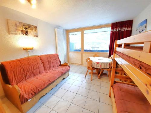un salon avec un canapé et une table dans l'établissement Studio confortable au pied des pistes, balcon Sud-Ouest, centre des Menuires, 3 pers - FR-1-452-284, aux Menuires