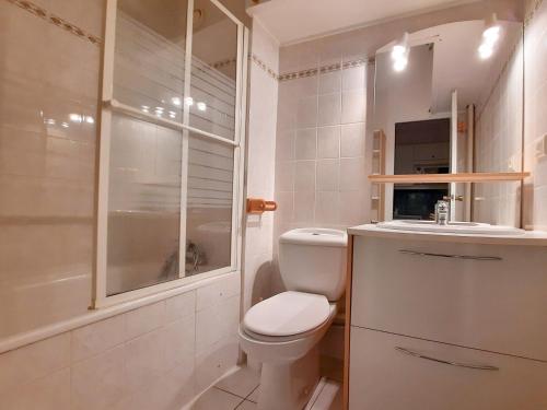 une salle de bain blanche avec des toilettes et un lavabo dans l'établissement Studio confortable au pied des pistes, balcon Sud-Ouest, centre des Menuires, 3 pers - FR-1-452-284, aux Menuires