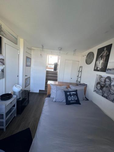 une chambre avec un lit avec un oreiller dessus dans l'établissement Logement entier dans le port de Deauville, à Deauville
