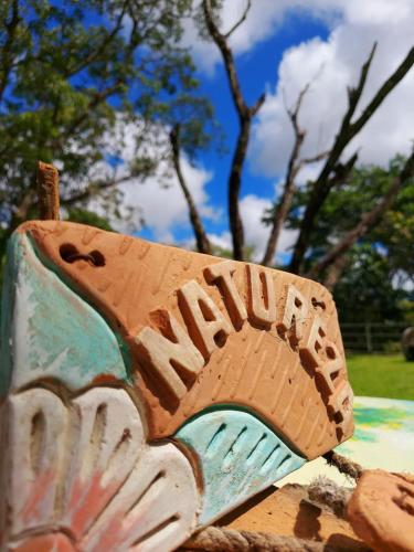 a wooden sign with the word mail on it at Hotel Netto in Cachoeiras de Macacu