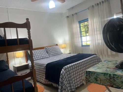 een slaapkamer met twee bedden en een raam bij casa de praia em Itapoá SC a uma quadra da praia in Itapoa