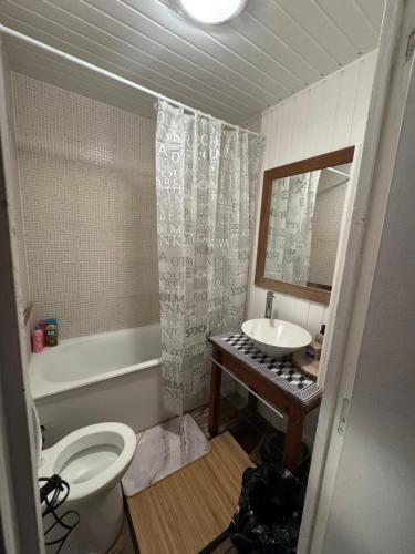 une salle de bain avec un lavabo, des toilettes et un miroir dans l'établissement Logement entier dans le port de Deauville, à Deauville