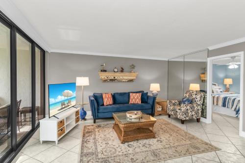 Ruang duduk di Perfect Waterfront Getaway on Marco River