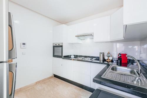 Kuchyň nebo kuchyňský kout v ubytování Migdal Gueliz Apart Hôtel