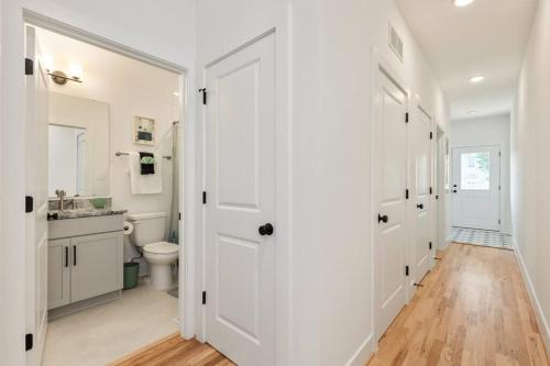 Bilik mandi di Dog-Friendly Apt with Fenced Yard in Richmond, VA!