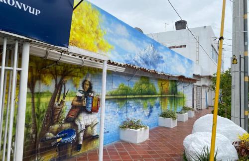 une peinture murale sur le côté d'un bâtiment dans l'établissement Hotel Calderon, à Valledupar