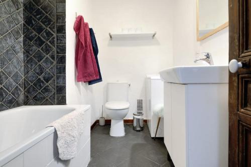 une salle de bain blanche avec des toilettes et un lavabo dans l'établissement Appartement Vieille ville 55 m2 avec Terrasse 16m2 et 2chambres Vraie Climatisation, à Aix-en-Provence