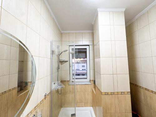 un bagno con doccia e lavandino di Cozy Apartment Near the Pyramid, Tirana Center a Tirana