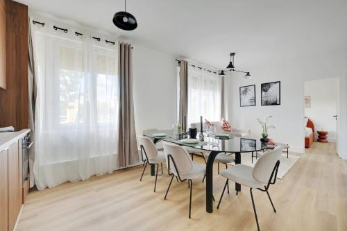 une salle à manger avec une table et des chaises dans l'établissement Beautiful apartment 8pers, à Paris