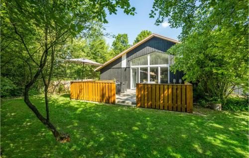 una casa con una valla de madera en un patio en 5 Bedroom Nice Home In Toftlund, en Toftlund