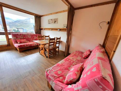 un salon avec un canapé et une table dans l'établissement Studio au pied des pistes, balcon sud, coeur des Ménuires, 4 pers. - FR-1-452-142, aux Menuires