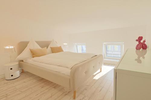 Ένα ή περισσότερα κρεβάτια σε δωμάτιο στο Hanse Villa - Dachloft Königsberg - niedrige Decken