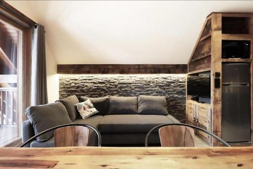 un salon avec un canapé et une table dans l'établissement Logement de vacances exclusif - Plein centre, à Arâches-la-Frasse