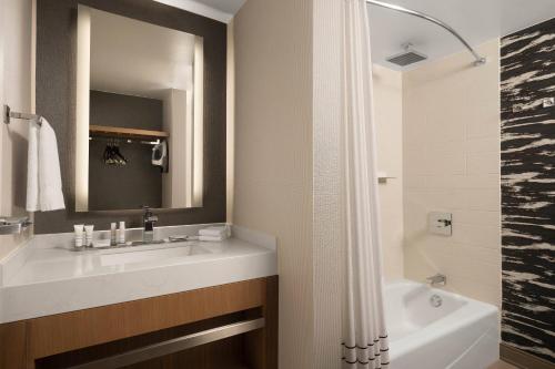 Koupelna v ubytování Fort Collins Marriott