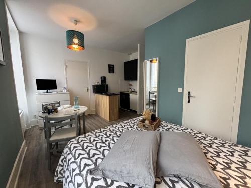 Photo de la galerie de l'établissement Le Puy Mary - Studio - 1 lit - 2 pers - Clim, à Châtel-Guyon