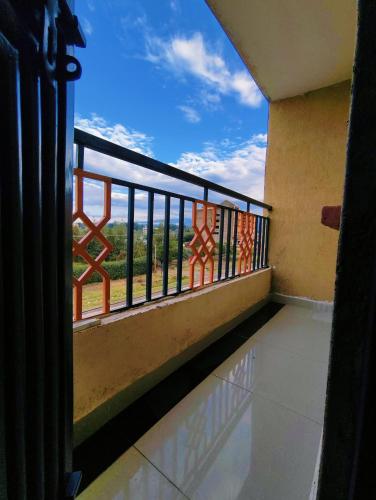 una camera con balcone con vista sull'oceano di Tranquil 2 homes a Nanyuki
