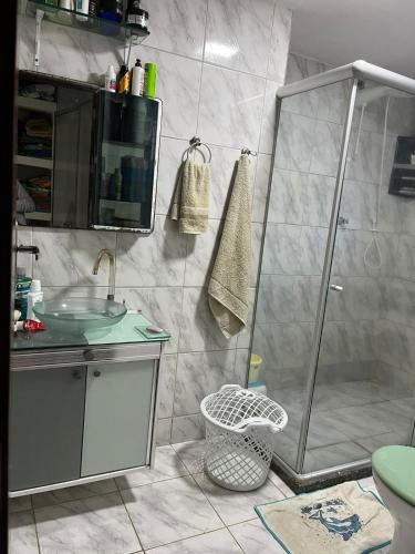 a bathroom with a shower and a sink at SUITE banheiro privativo & 2 QUARTOS banheiro social PERTO DO GERALDÃO,ARENA PERNAMBUCO,UNIVERSO, UFPE,AEROPORTO-AFOGADOS- RECIFE in Recife