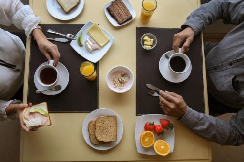 a group of people sitting at a table eating breakfast at Hotel Boutique Vista Velero in Viña del Mar