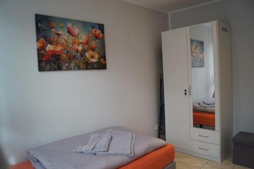 a bedroom with a bed and a painting on the wall at FEWO Thüringer Becken in Sömmerda