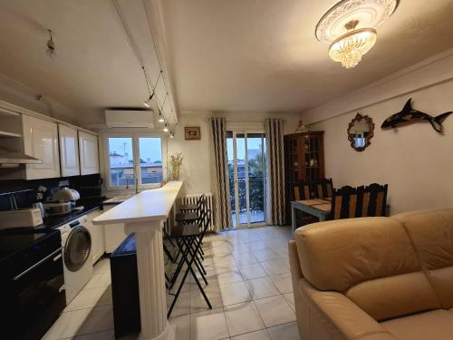 une cuisine et un salon avec un canapé et une table dans l'établissement Appartement F3 proche de la mer, à Cagnes-sur-Mer