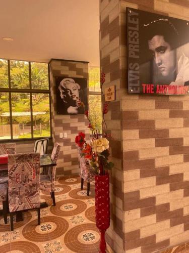 Uma área de estar em Hotel Hollywood Paradise ZF