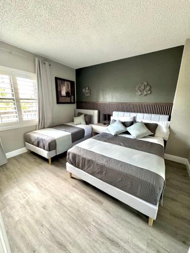 a bedroom with two beds and a wall at Home Cheti - Apartment near Universal Studios in Orlando
