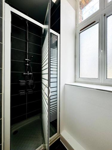 a bathroom with a shower and a glass shower stall at Le Saint - By 69ALSACELO- 3 Chambres Séparées - Idéal Pro & Famille - Patio Privé - Proche Centre Ville - Smart TV - WiFi Fibre - Check-in Autonome - Parking Facile & Gratuit in Sens